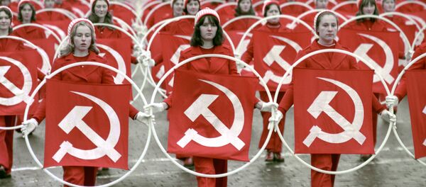 1975年，在庆祝伟大十月社会主义革命58周年之际，在红场上的女运动员。 - 俄罗斯卫星通讯社