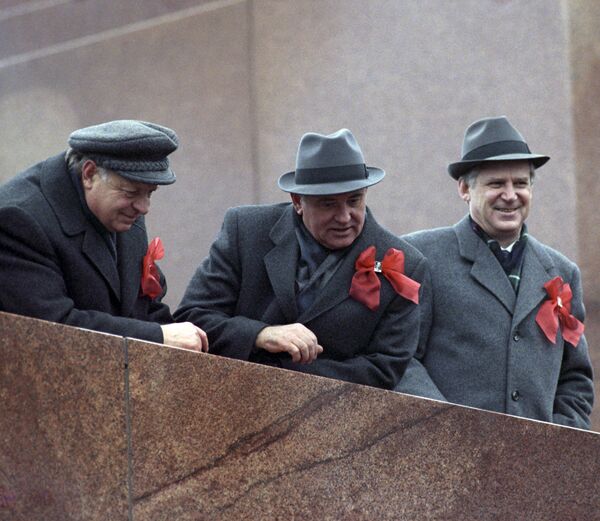 蘇聯共產黨中央委員會總書記米哈伊爾•戈爾巴喬夫在列寧墓看台上 - 俄羅斯衛星通訊社