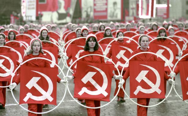 1975年，在庆祝伟大十月社会主义革命58周年之际，在红场上的女运动员。 - 俄罗斯卫星通讯社