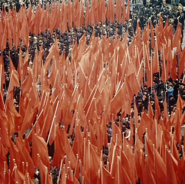 在紅場上參加慶祝遊行的人 - 俄羅斯衛星通訊社