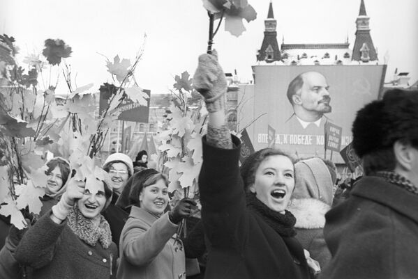 在红场上参加庆祝游行的人 - 俄罗斯卫星通讯社