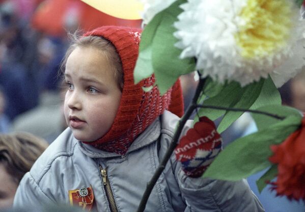 在紅場上的勞動者遊行隊伍中手拿鮮花的女孩 - 俄羅斯衛星通訊社