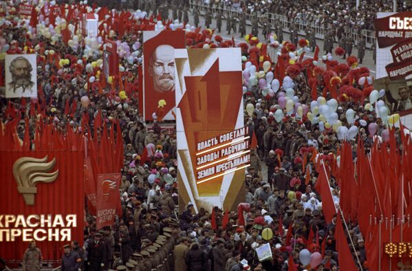 在紅場上參加慶祝遊行的人 - 俄羅斯衛星通訊社