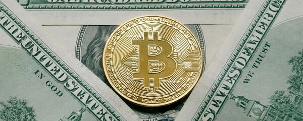 Монета биткоин на долларовых купюрах Монета биткоин на долларовых купюрах - 俄罗斯卫星通讯社