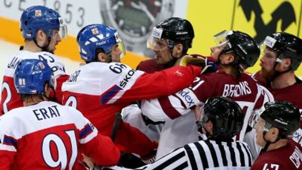 中俄冰球队在青少年冰球联赛中发生群殴 - 俄罗斯卫星通讯社