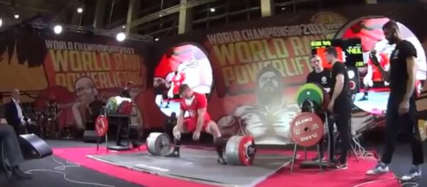 俄罗斯运动员举起440公斤杠铃 创世界纪录（视频） - 俄罗斯卫星通讯社