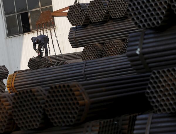 最近三四年中國一直在積極發展自己的金屬工業,包括鋁箔生產。實質上,中國已成為全球最大鋁箔供應國,包括出口美國。而且現在鋁價無疑由中國來定,美國曾經自己生產並向中國供應鋁箔,而且在東南亞一些國家還建立了生產基地。 最近三四年中國一直在積極發展自己的金屬工業,包括鋁箔生產。實質上,中國已成為全球最大鋁箔供應國,包括出口美國。而且現在鋁價無疑由中國來定,美國曾經自己生產並向中國供應鋁箔,而且在東南亞一些國家還建立了生產基地。 - 俄羅斯衛星通訊社