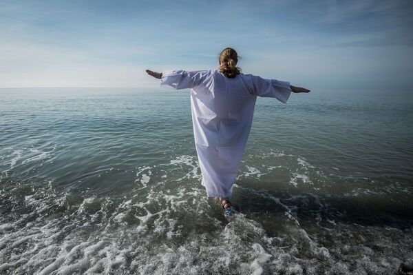 在黑海参加主显节洗礼的神职人员 - 俄罗斯卫星通讯社