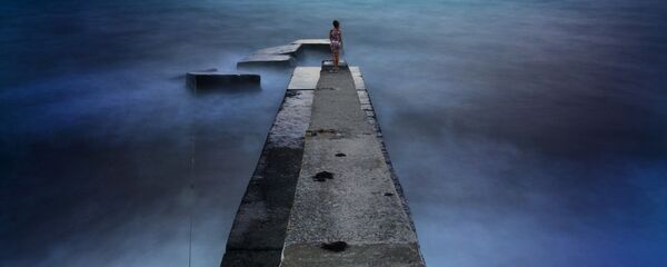 一女孩站在阿卢什塔的防波堤上 - 俄罗斯卫星通讯社