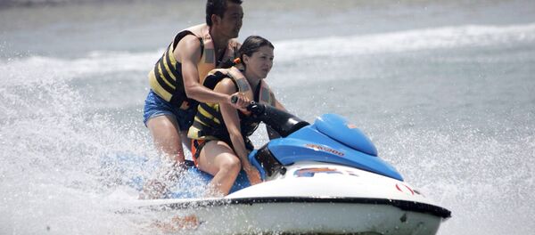 在泰国的俄罗斯游客并未向骑着摩托艇撞到他的中国女子索赔 在泰国的俄罗斯游客并未向骑着摩托艇撞到他的中国女子索赔 - 俄罗斯卫星通讯社