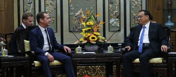 梅德韋傑夫與李克強在北京就雙邊關係的熱點問題進行討論 - 俄羅斯衛星通訊社