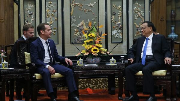 梅德韦杰夫与李克强在北京就双边关系的热点问题进行讨论 - 俄罗斯卫星通讯社