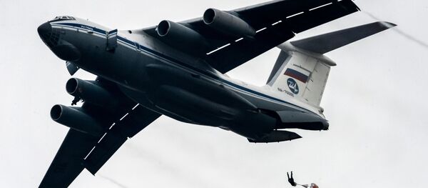 Военнослужащий Уссурийского соединения Воздушно-десантных войск во время десантирования в ходе тактических учений в Приморье - 俄罗斯卫星通讯社