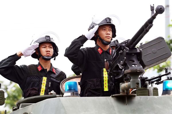 越南警方和特工部門進行了演練解救人質行動的特別演習。 越南警方和特工部門進行了演練解救人質行動的特別演習。 - 俄羅斯衛星通訊社