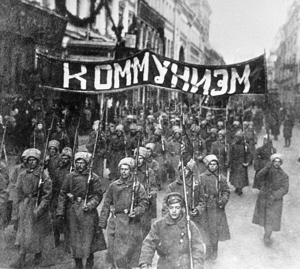具有革命意識的士兵拿著寫有“共產主義”的標語走在莫斯科尼古拉斯基大街上，1917年 - 俄羅斯衛星通訊社