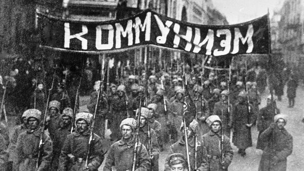 Колонна революционно настроенных солдат с лозунгом Коммунизм идет по Никольской улице в Москве. 1917 год - 俄羅斯衛星通訊社