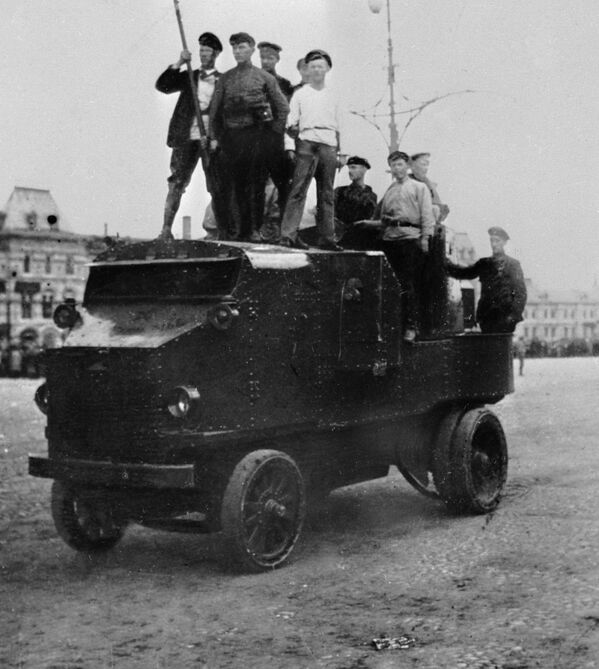 工人们在莫斯科红场一辆装甲车上，1917年 - 俄罗斯卫星通讯社