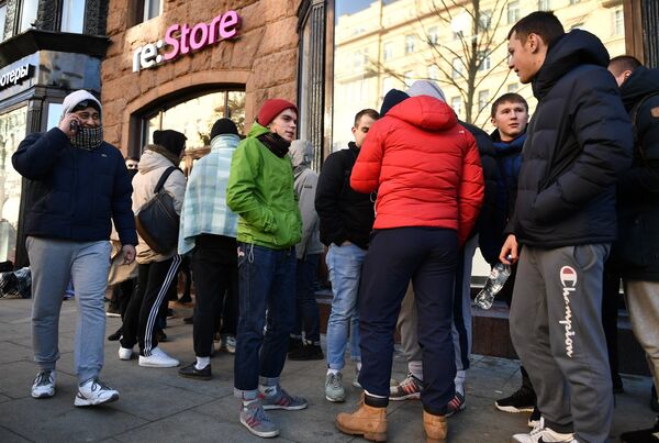 iPhone X 在俄上市 俄民众提前一天排好队 iPhone X 在俄上市 俄民众提前一天排好队 - 俄罗斯卫星通讯社
