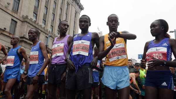 埃塞俄比亚男子穿蓝色凉拖跑赢中国马拉松 - 俄罗斯卫星通讯社