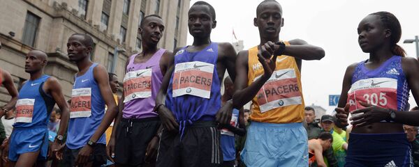 埃塞俄比亞男子穿藍色涼拖跑贏中國馬拉松 - 俄羅斯衛星通訊社