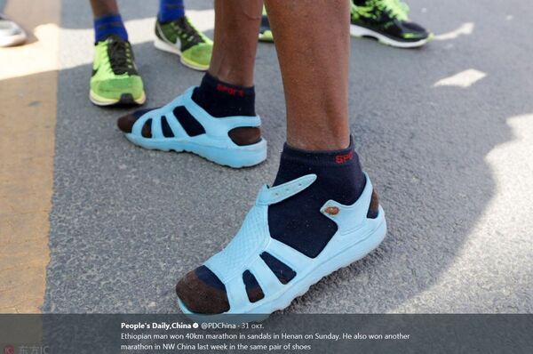 埃塞俄比亚男子穿蓝色凉拖跑赢中国马拉松  - 俄罗斯卫星通讯社