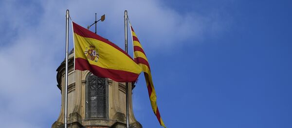 The Spanish (L) and Catalan Senyera flags flutter over Catalonia's Generalitat Palace in Barcelona - 俄羅斯衛星通訊社