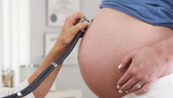 大夫在听孕妇的胎心 - 俄罗斯卫星通讯社