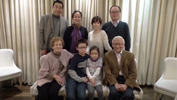В кругу семьи , в первом ряду Байсыхун и его жена Ольга с внуками. - 俄羅斯衛星通訊社