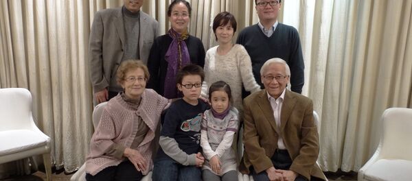 В кругу семьи , в первом ряду Байсыхун и его жена Ольга с внуками. - 俄罗斯卫星通讯社
