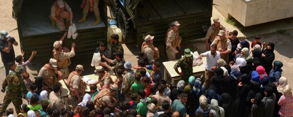 俄军官向撤离伊德利卜省冲突降级区的叙难民儿童送去新年礼物和祝福 - 俄罗斯卫星通讯社