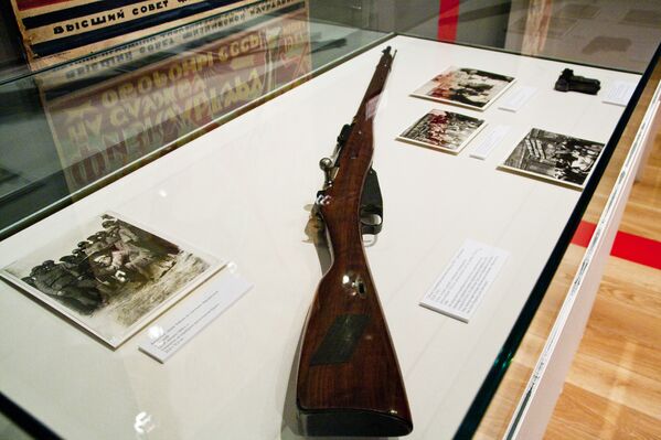 在联共（布）十五大之前刻有版画标志的莫辛-纳甘步枪 - 俄罗斯卫星通讯社