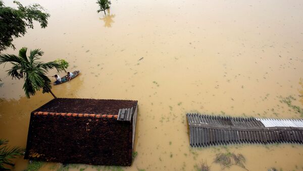 Фермеры едут на лодке по деревне, затопленной тропическими ливнями, Вьетнам - 俄羅斯衛星通訊社