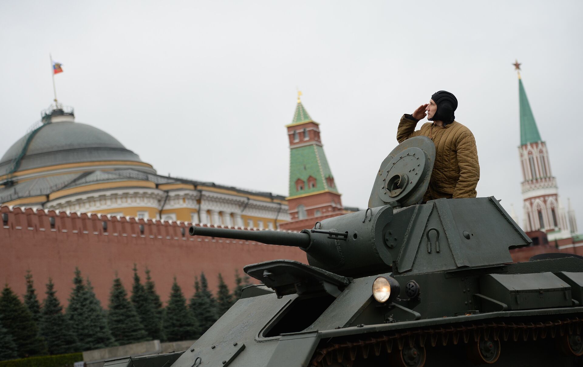 它又来了！俄军传奇坦克T-34再度领衔红场阅兵地面装备方阵_凤凰网视频_凤凰网