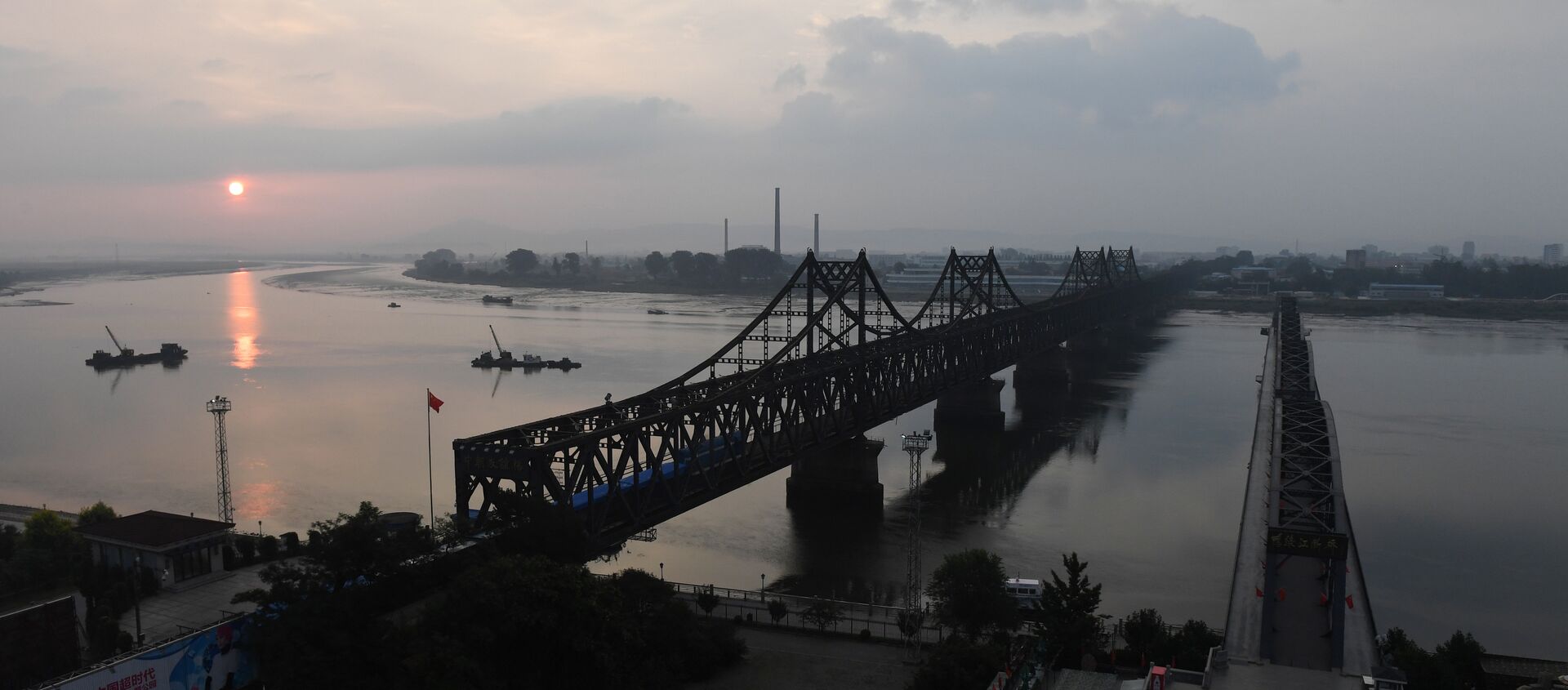 The Friendship Bridge (L) and Broken Bridge (R), which lead to North Korea, seen from Dandong - 俄羅斯衛星通訊社, 1920, 24.03.2021