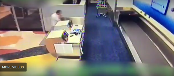 美国迈阿密机场一名乘客通过行李传送带进入机场跑道 - 俄罗斯卫星通讯社