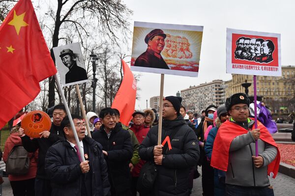 参加俄罗斯共产党为纪念伟大十月社会主义革命100周年在莫斯科举办的集会和游行的中国人 - 俄罗斯卫星通讯社