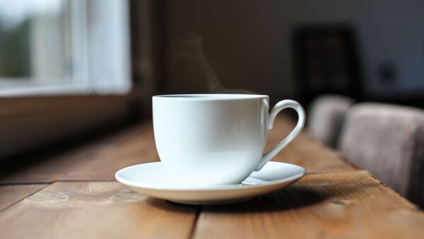 Чашка с горячим напитком на столе - 俄罗斯卫星通讯社