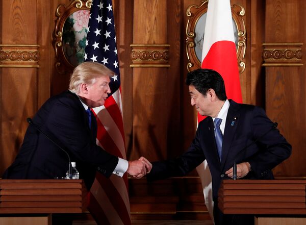 美国总统唐纳德·特朗普和日本首相安倍晋三在东京举行联合新闻发布会 - 俄罗斯卫星通讯社