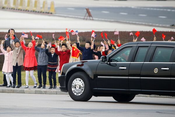 儿童们在北京首都机场欢迎美国总统唐纳德·特朗普和夫人梅拉尼娅 - 俄罗斯卫星通讯社