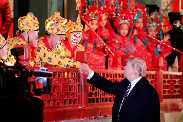 美国总统唐纳德·特朗普在北京故宫欣赏演出时 - 俄罗斯卫星通讯社