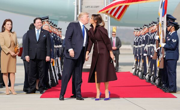 美国总统唐纳德·特朗普和夫人梅拉尼娅在韩国首尔机场 - 俄罗斯卫星通讯社