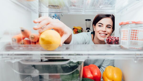 Девушка достает еду из холодильника - 俄羅斯衛星通訊社