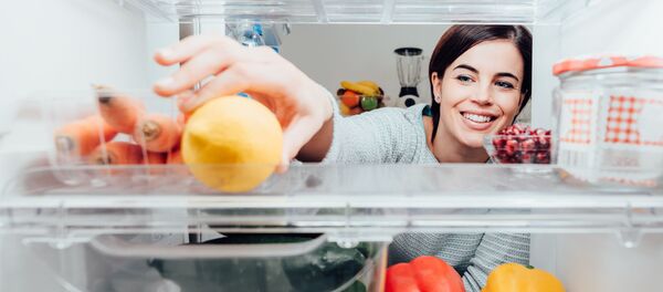 Девушка достает еду из холодильника - 俄罗斯卫星通讯社