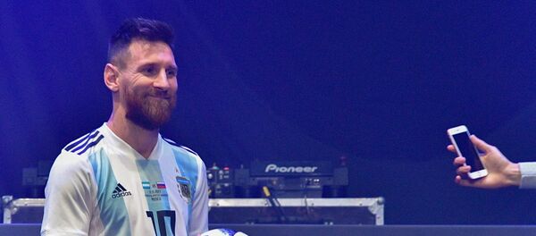 梅西展示莫斯科2018年足球世界杯专用足球 - 俄罗斯卫星通讯社