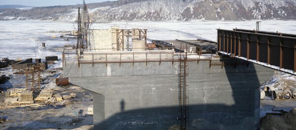 俄中跨阿穆尔河铁路大桥开始架设主桥间钢梁 - 俄罗斯卫星通讯社