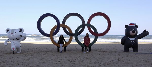 The Olympic Rings, Winter Olympic Games' official mascots, white tiger Soohorang, left, for the Olympics, and black bear Bandabi for Paralympics are placed at the Gyeongpodae beach - 俄羅斯衛星通訊社
