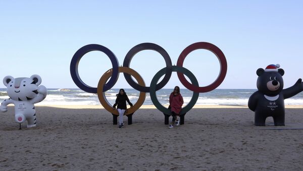 The Olympic Rings, Winter Olympic Games' official mascots, white tiger Soohorang, left, for the Olympics, and black bear Bandabi for Paralympics are placed at the Gyeongpodae beach - 俄罗斯卫星通讯社
