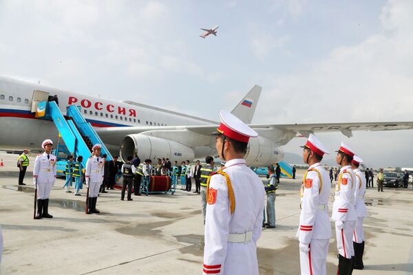 2017年11月10日。迎接俄联邦总统普京的仪仗队在越南岘港市机场降落的搭载普京总统的飞机旁。 - 俄罗斯卫星通讯社