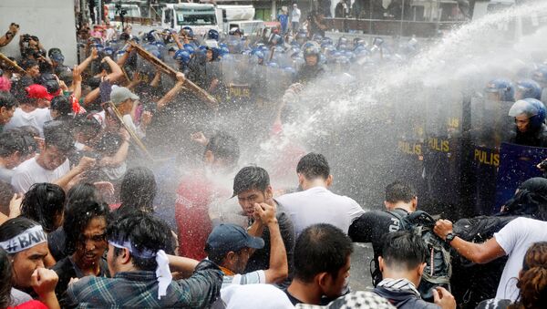 馬尼拉警方再次在暴亂中對示威者使用水炮 - 俄羅斯衛星通訊社