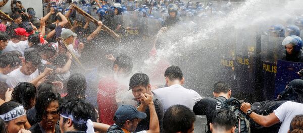 馬尼拉警方再次在暴亂中對示威者使用水炮 馬尼拉警方再次在暴亂中對示威者使用水炮 - 俄羅斯衛星通訊社